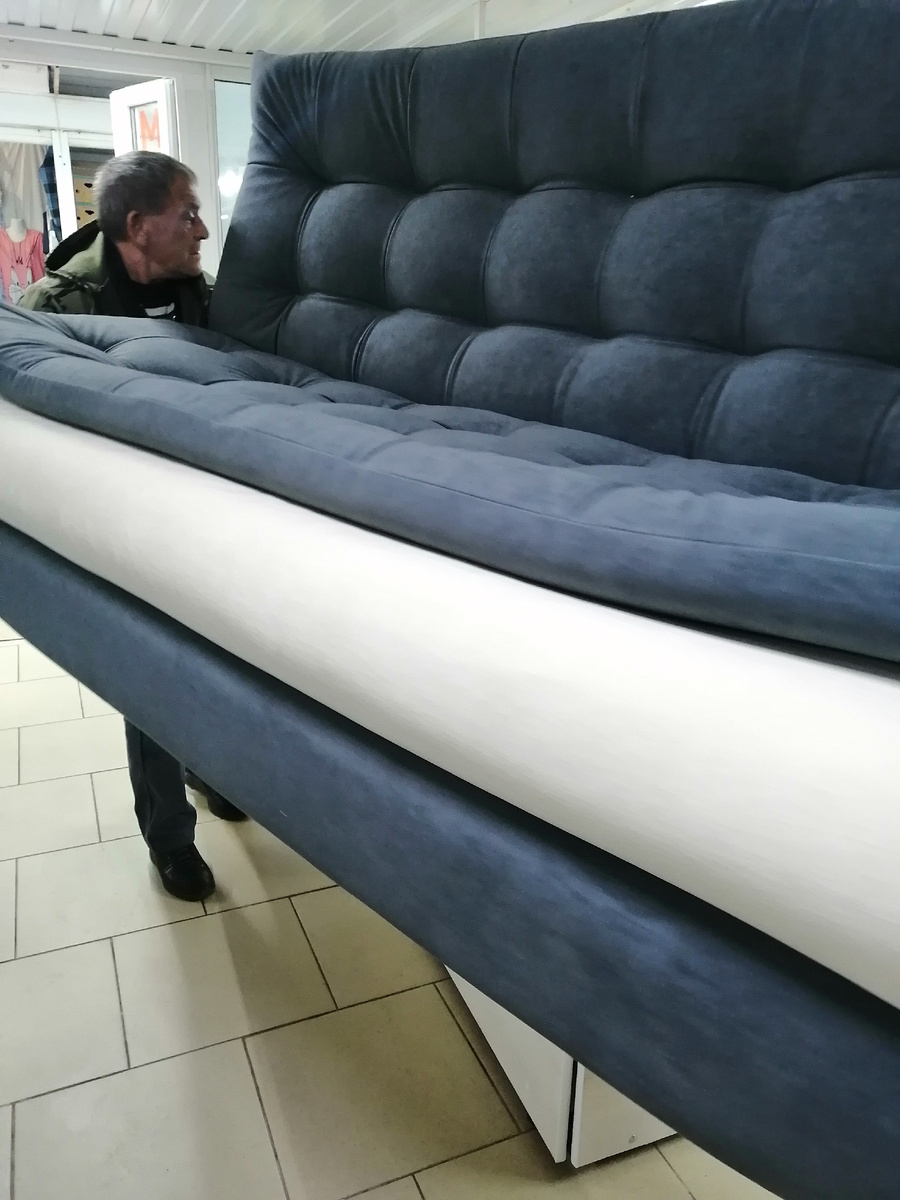 Мой диван покидает магазин.