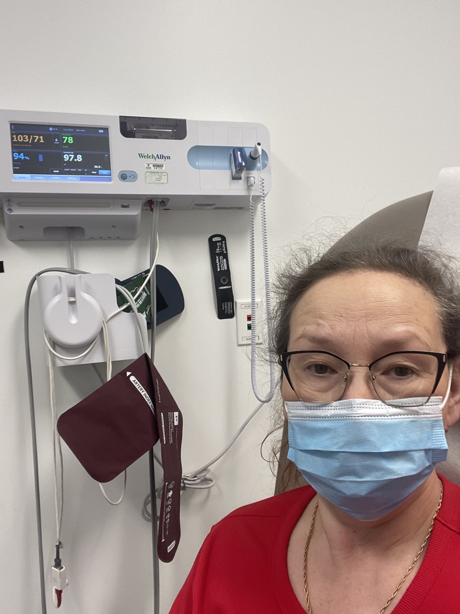 Горло с каждой минутой болит всё больше😭