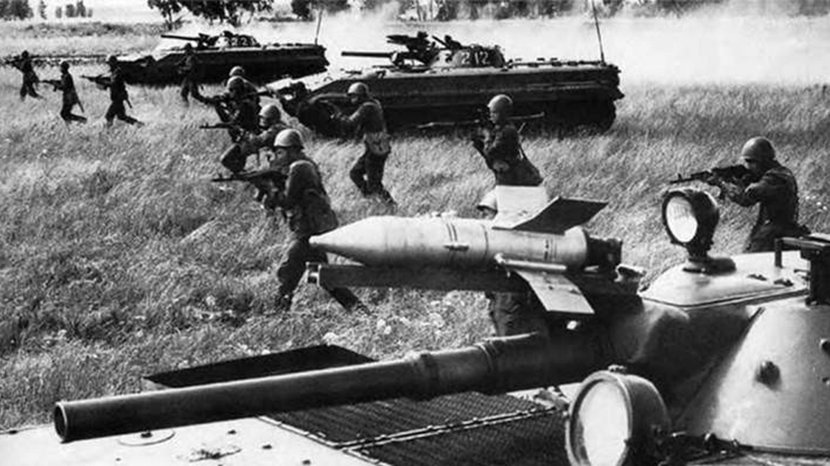 На фотографии: БМП-1 вместе с танками на учениях Советской армии. Источник фото: https://e-news.su/uploads/posts/2018-08/1535730258_e-news.su_2.jpg