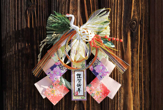 Венок Симекадзари. Считается, что он привлекает богатство и отпугивает злых духов. Но еще это и просто красиво.