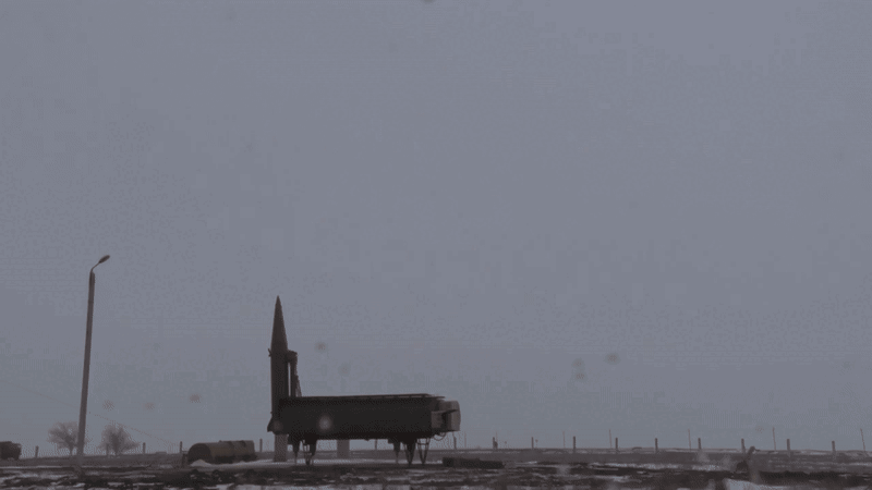    Старт предполагаемого прототипа ракеты 9М723 увеличенной дальности, кадры из ролика Минобороны. Источник: ТГ-канал "Осведомитель"