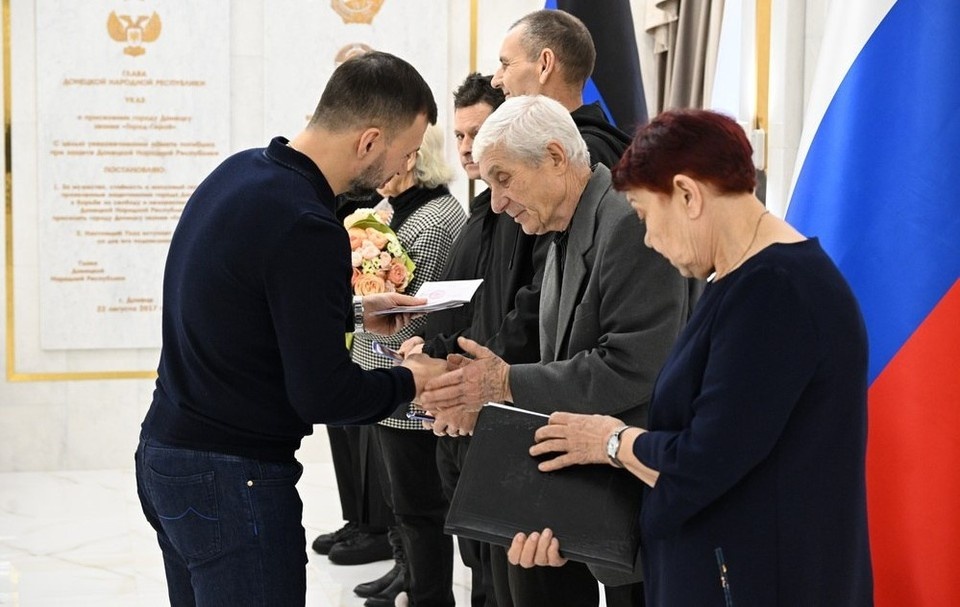    Эвакуированные жители освобожденных населенных пунктов получили паспорта. Фото: Администрация Главы и Правительства ДНР