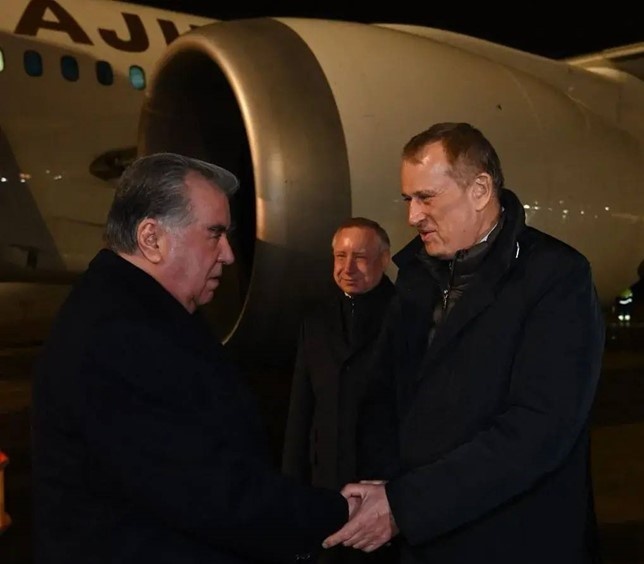   Президент Таджикистана Эмомали Рахмон в Пулково. Автор фото: Пресс-служба правительства Ленобласти