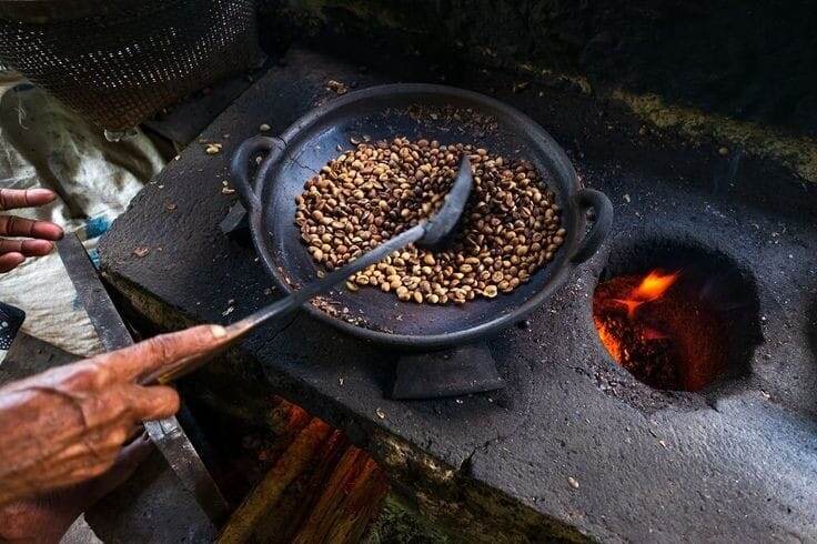 Фото из Pinterest обжарка кофе в Эфиопии