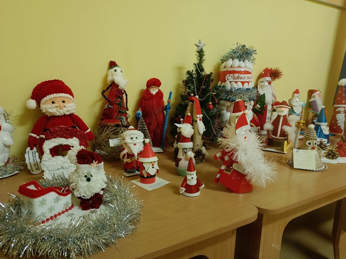 Среди множества красных Дедов Морозов затесался и один в старинном синем наряде