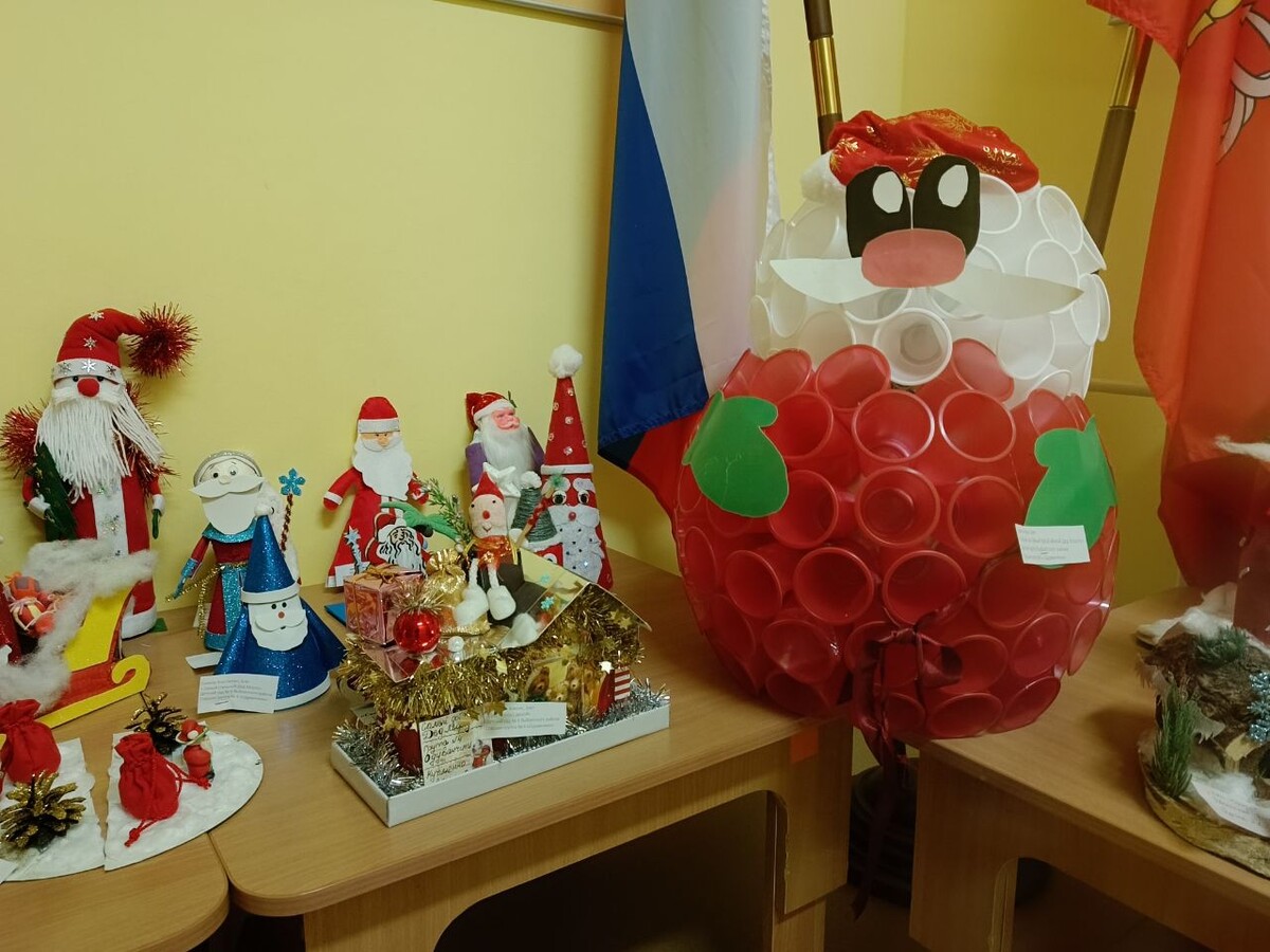 Кажется, один из Дедов Морозов уж слишком много ел после семи)