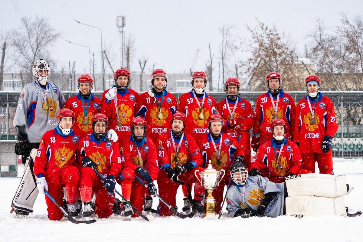    Юрий Иванчиков (на снимке крайний слева) доказал, что является одним из лучших вратарей страны