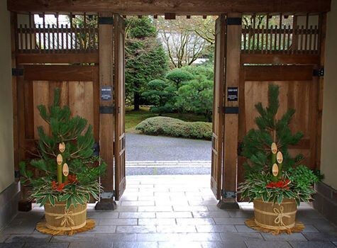 парные композиции Кодомацу у входа в Японский сад в г. Портленд, США