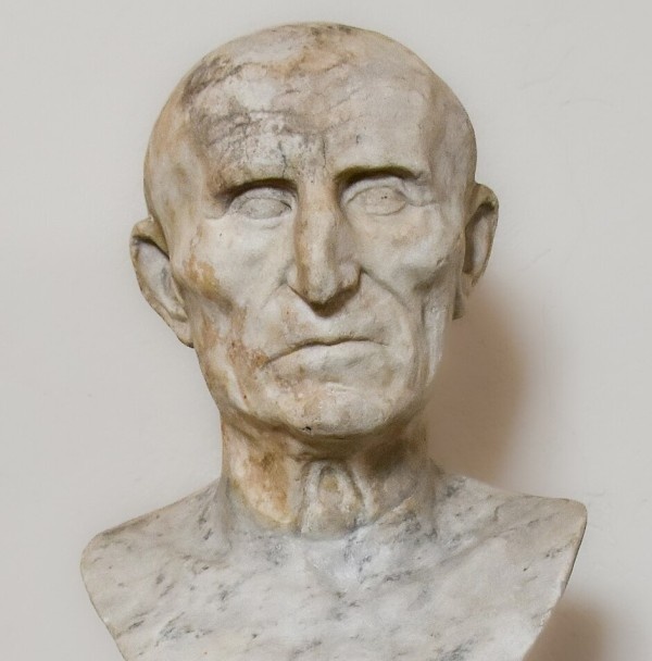 Скорее всего это не Гальба, хотя подпись под бюстом говорит о нем.