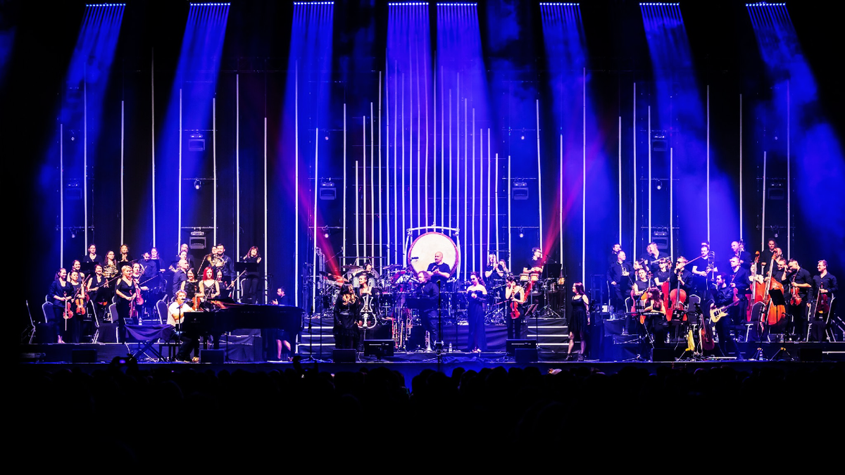 Атмосферная сцена наполнена почти пятидесятью выступающими