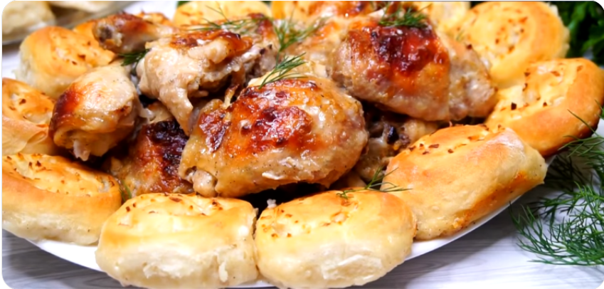 Любимый ужин в нашей семье: Готовь сразу много. С этим блюдом возможны ссоры за последнюю пампушку. Курица с рулетиками из дрожжевого теста