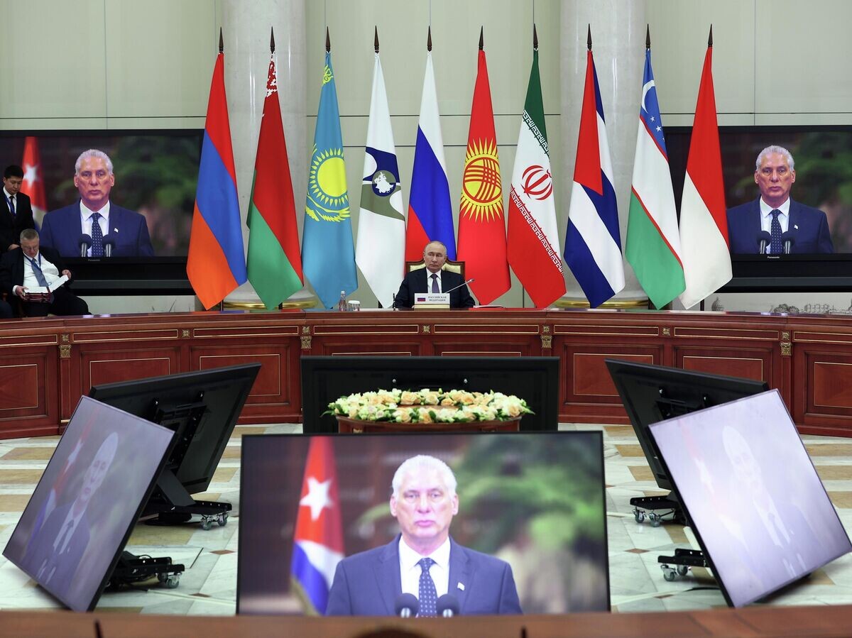    Президент РФ Владимир Путин на заседании Высшего Евразийского экономического совета в расширенном составе в Санкт-Петербурге | © РИА Новости / POOL