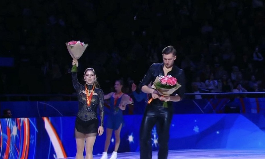    Галлямов снял с себя медаль во время круга почета на ЧР по фигурному катанию. Фото: скрин трансляции Первого канала