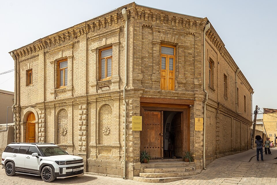 Несколько лет назад здание было разрушено, потом бухарский художник отремонтировал и открыл в нем школу миниатюры.