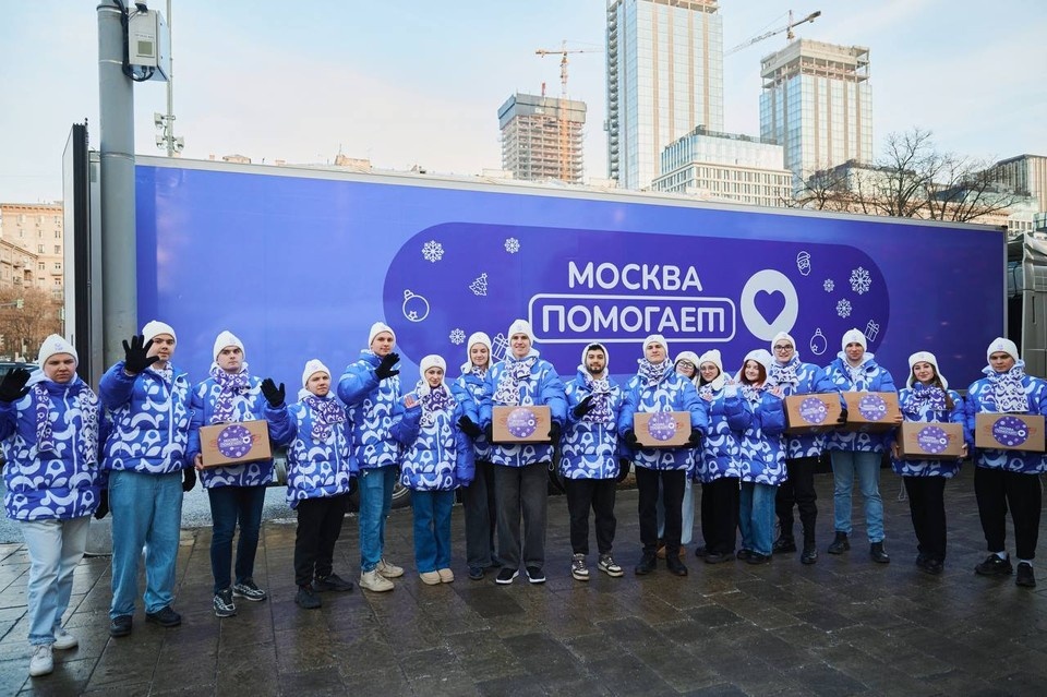    Сладкие подарки детям в ДНР передали активисты «Мосволонтера». Фото: Мосволонтер