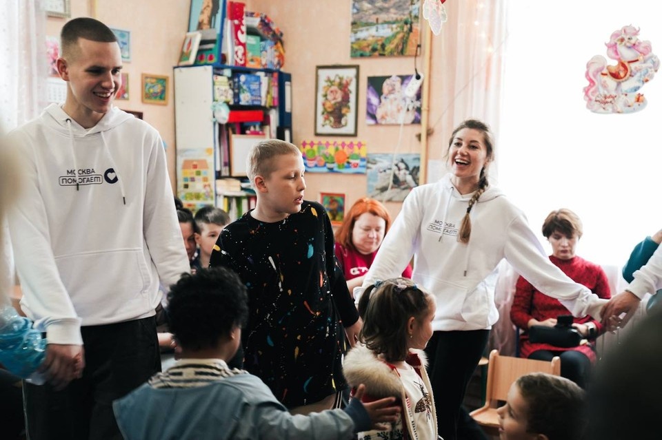    Сладкие подарки детям в ДНР передали активисты «Мосволонтера». Фото: Мосволонтер