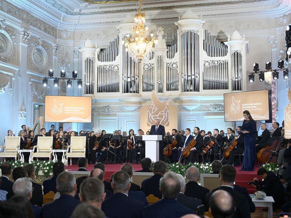    Президент РФ Владимир Путин на церемонии церемонии вручения Международной премии мира имени Л.Н.Толстого лидерам стран – членов СНГ | © РИА Новости / Алексей Даничев