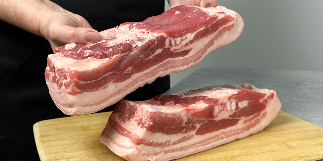 Мясо нежнее масла: Готовлю грудинку «крест-накрест» на луковой подушке. Семья просит добавки каждый раз!