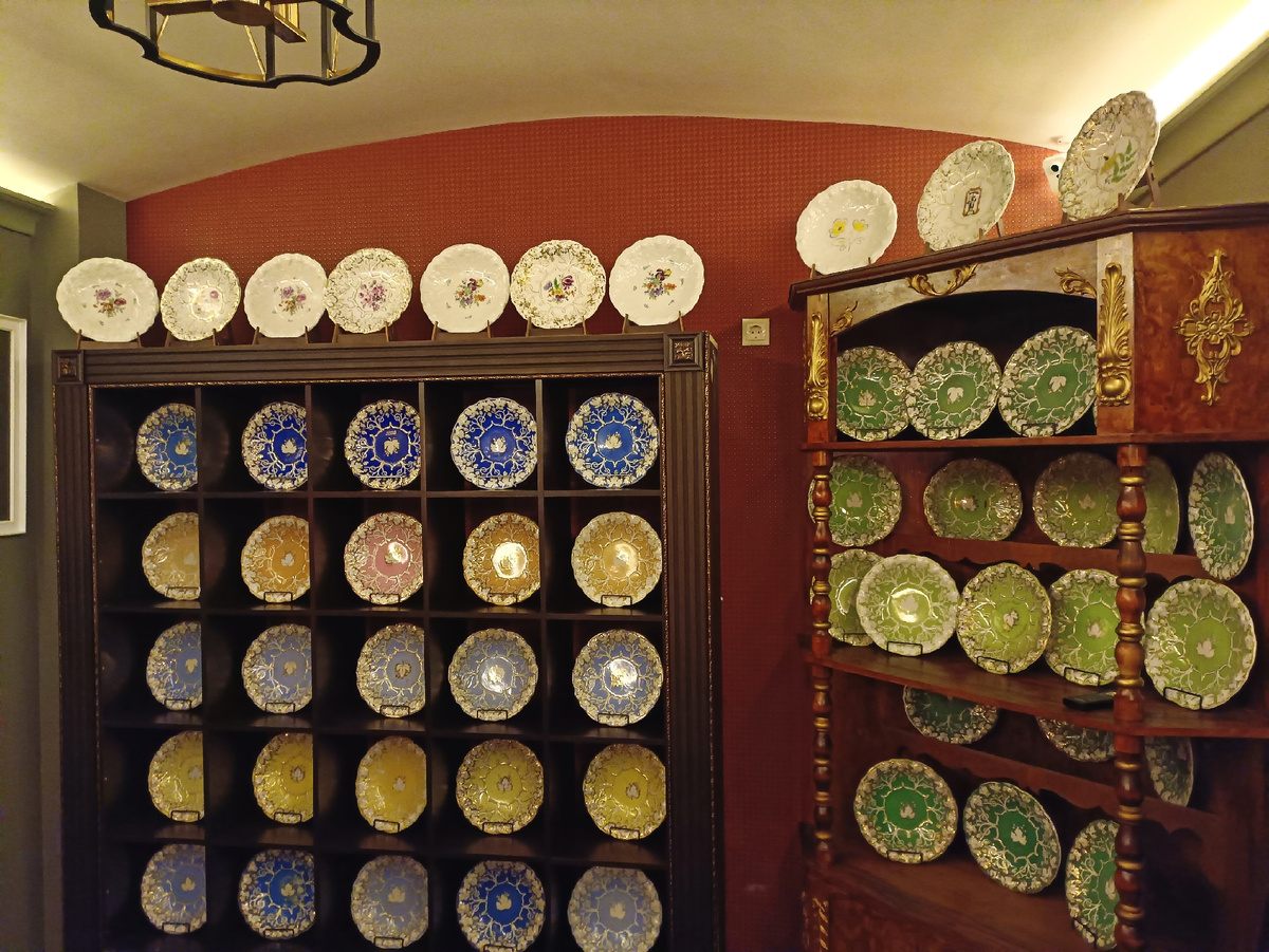 Часть коллекции Георгия и Майи Зандукели. Кафе «У Зандукели». Фото Н. Ломоносовой. 2026.