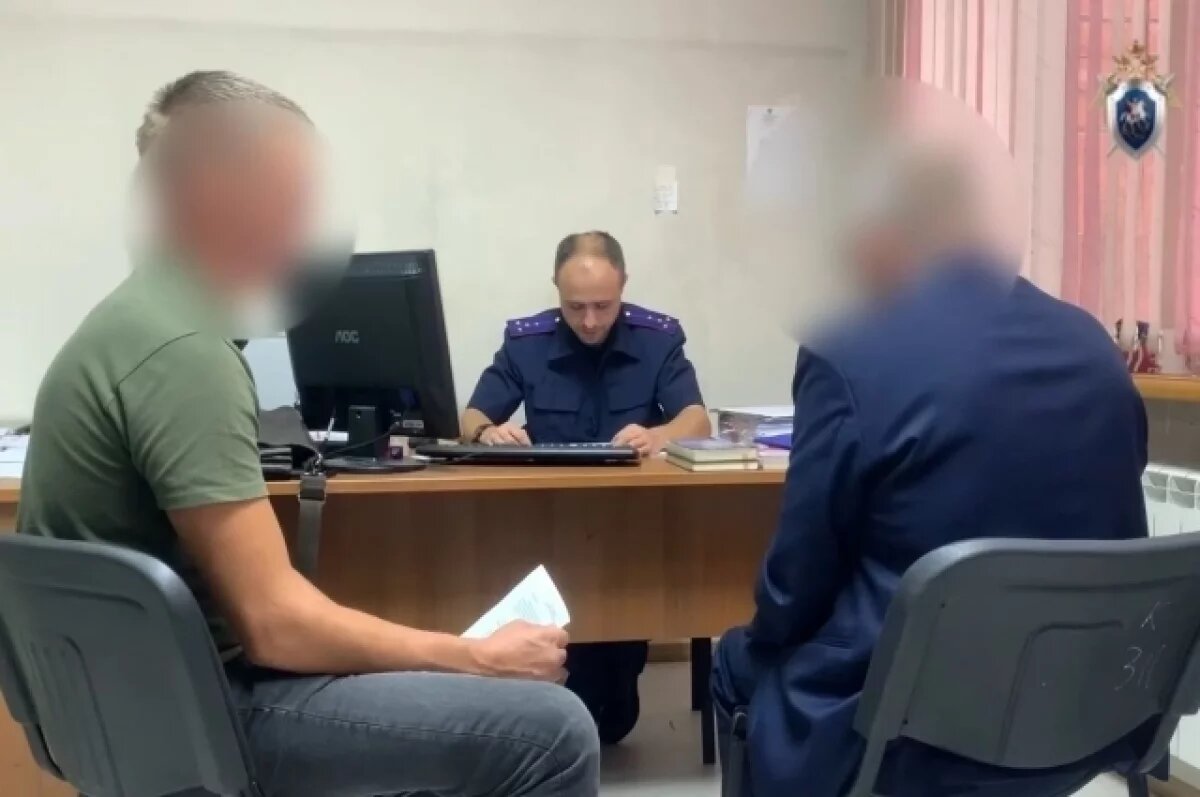    За девочками охотился с детства.
