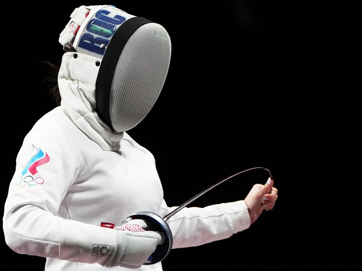    Российская спортсменка, член сборной России (команда ОКР) Айзанат Муртазаева в полуфинальном поединке индивидуального первенства по фехтованию на шпагах среди женщин против спортсменки сборной КНР Сунь Ивэнь на XXXII летних Олимпийских играх в Токио. | © РИА Новости / Владимир Астапкович