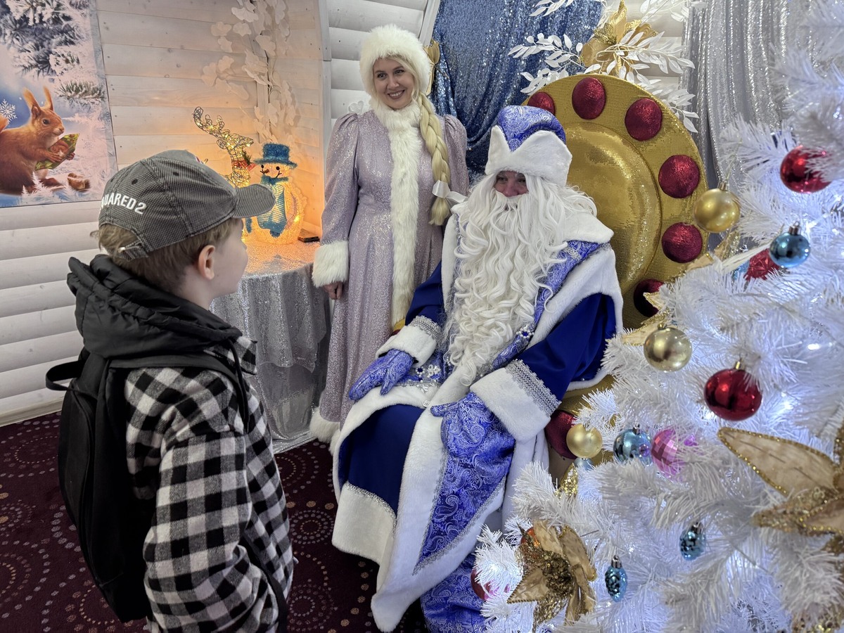    Дедушка Мороз и Снегурочка принимают гостей у себя в домике в Геленджике © Прибой