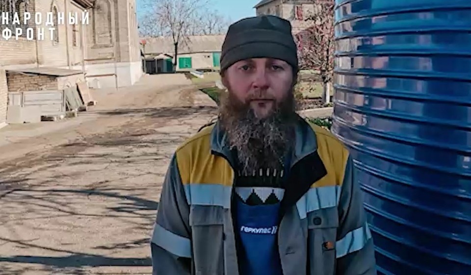    Настоятель – отец Серафим – будет следить за наполнением и доступом к воде. Фото: Народный фронт ДНР