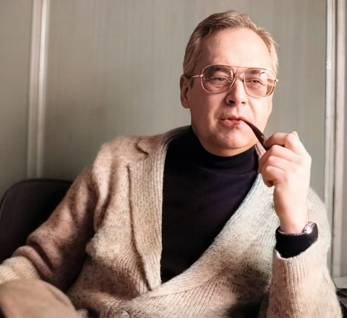 Андронов Иона Ионович - советский и российский журналист-международник, репортёр, писатель, сценарист. С 1981 года — фронтовой корреспондент в Афганистане, затем корреспондент «Литературной газеты» в США. В 1988 году создал в Нью-Йорке вместе с эмигрировавшим из СССР известным художником Михаилом Шемякиным «Международный комитет за спасение советских военнопленных в Афганистане», затем в Москве «Народный комитет за освобождение военнопленных». С 1989 года — один из основателей и председатель Всесоюзного объединения семей советских военнопленных, вёл переговоры об их освобождении с лидерами афганской оппозиции, руководством Афганистана и Пакистана.