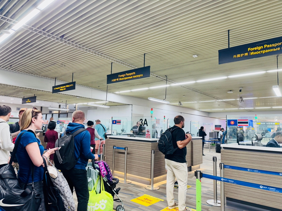 На таможенном контроле прибывшие могут провести теперь значительно больше времени