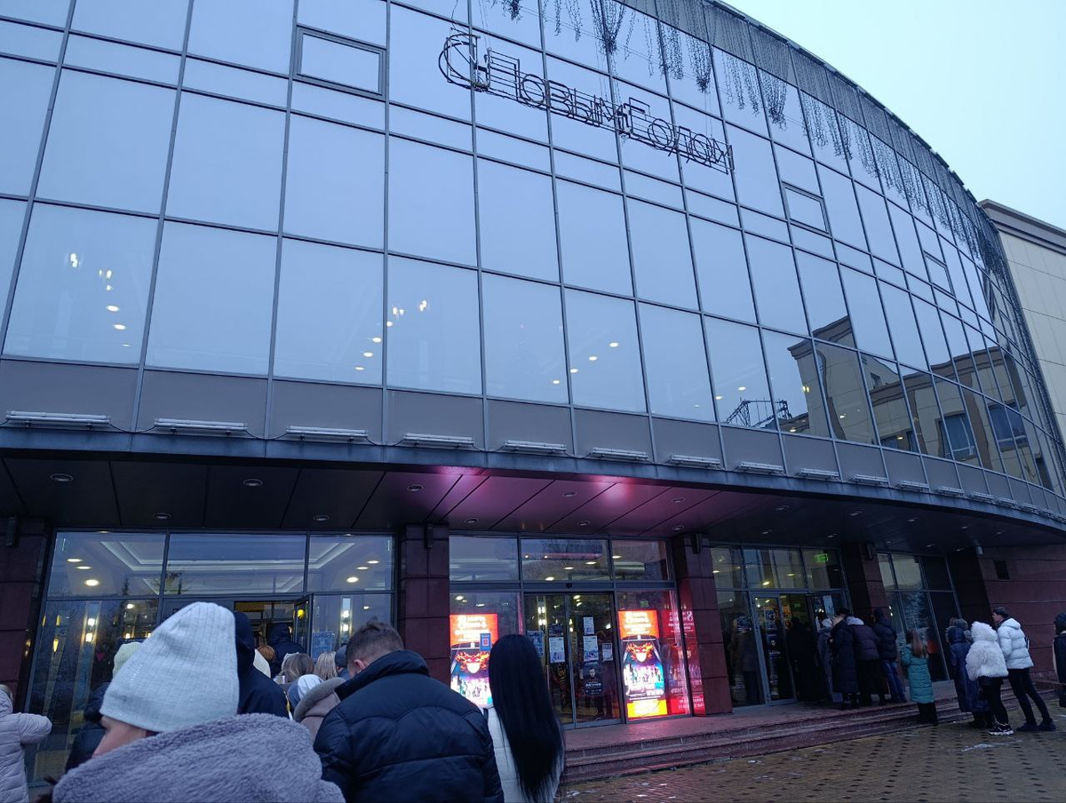 У входа сформировалось две очереди. Впрочем, они двигались довольно быстро