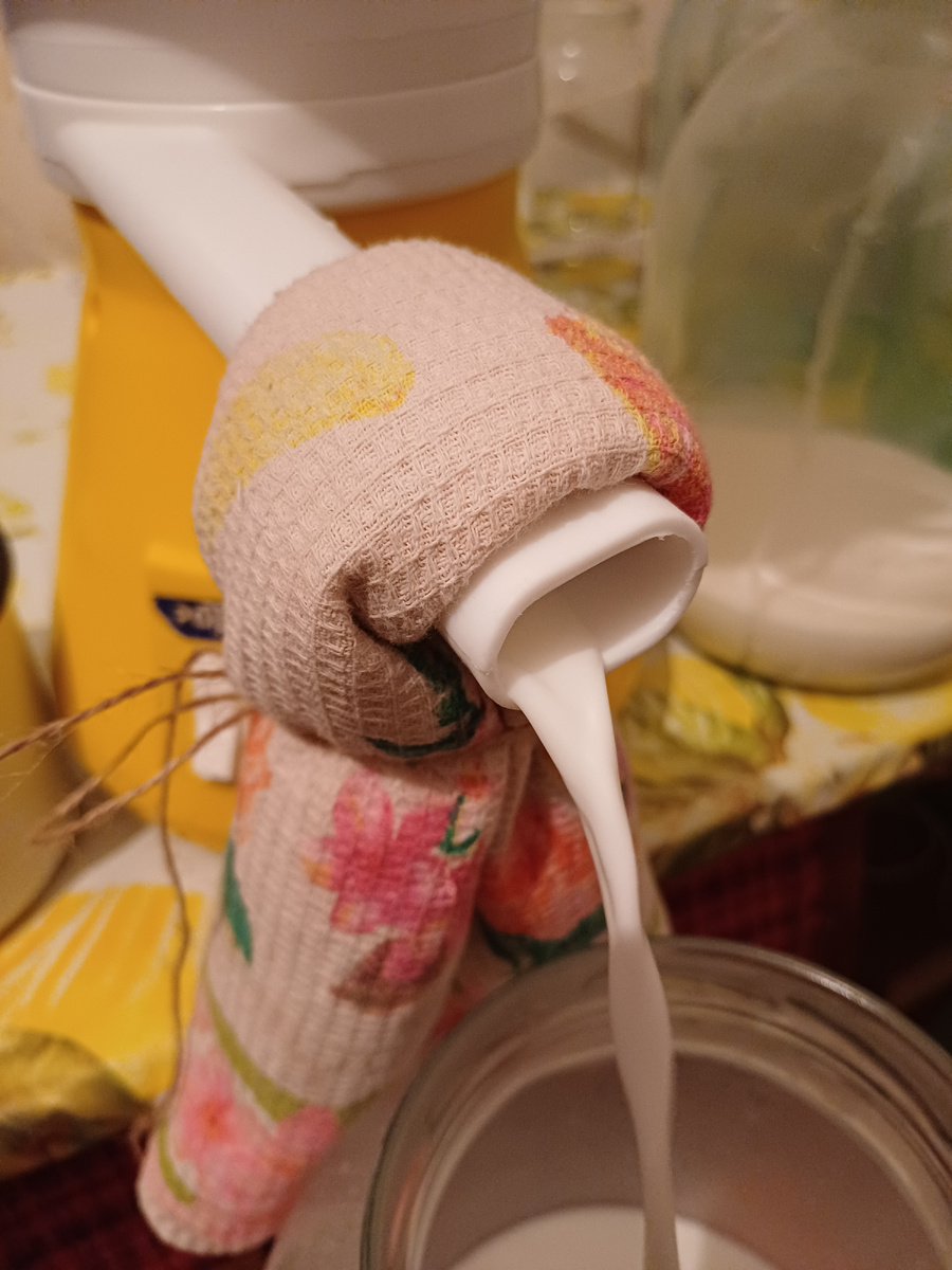 Я вешаю полотенце и подвязываю чтоб не слетело