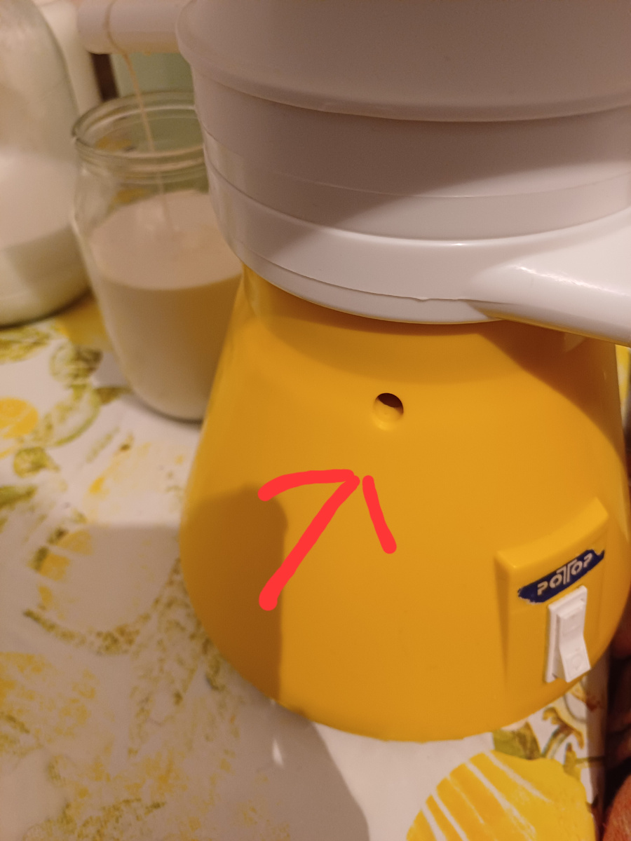 Вот отсюда начинает брызгать молоко, если чашечки не прогреть