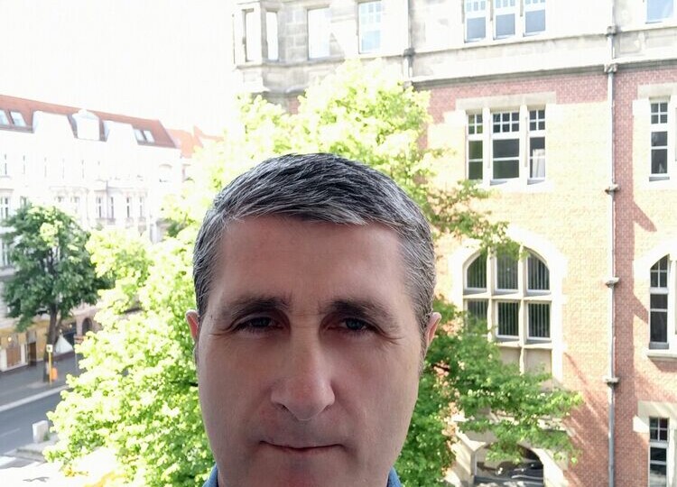 Жена (39 лет) вернулась из командировки. Месяц была холодной со мной. Потом призналась, что изменила. Я простил. Прошёл год - вот что вышло