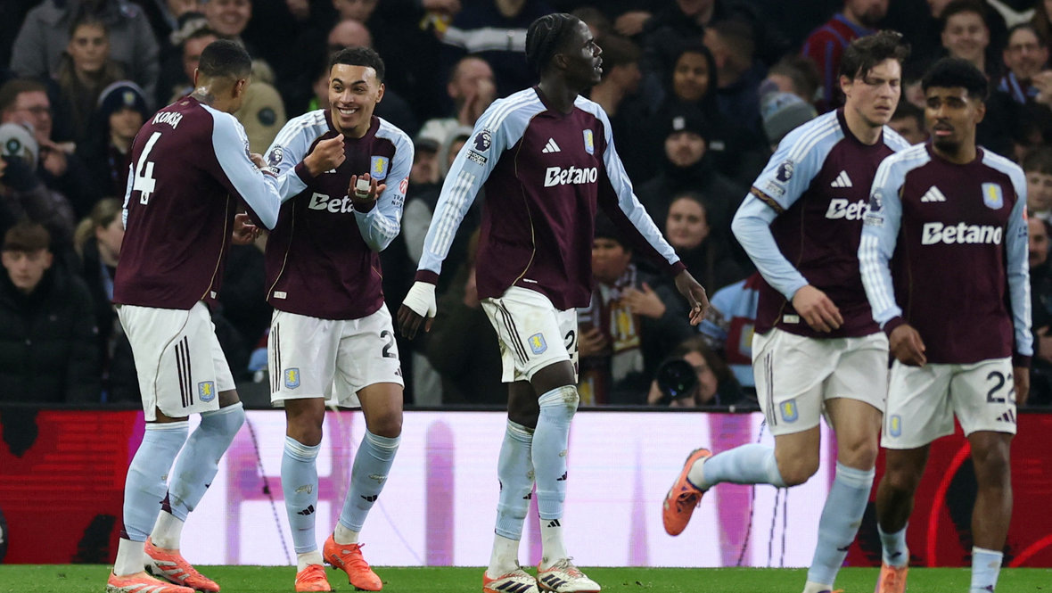    Полузащитник «Астон Виллы» (второй слева) сделал дубль в ворота «Манчестер Юнайтед» в матче 17-го тура АПЛ. Reuters