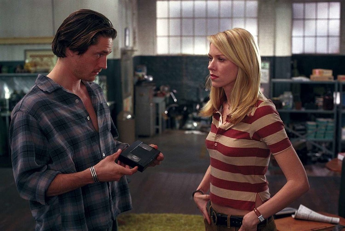 Журналистка Рэйчел расследует странные обстоятельства смерти подростков, умерших вскоре после просмотра видеокассеты. Следуя подсказкам, она обнаруживает проклятое видео, которое приносит смерть каждому зрителю спустя семь дней после просмотра. Чтобы спасти сына и саму себя, Рэйчел пытается разгадать тайну кассеты и предотвратить трагедию. Фильм славится атмосферностью, постоянным напряжением и запоминающимся образом девочки Самары.