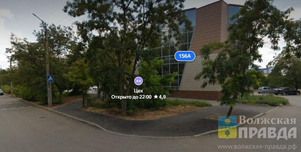 ул. Карбышева, 156А. Скриншот с панорамы yandex.ru📷    Пострадали две восьмиклассницы: 17-летний волжанин на «Ладе Гранте» врезался в автобус
