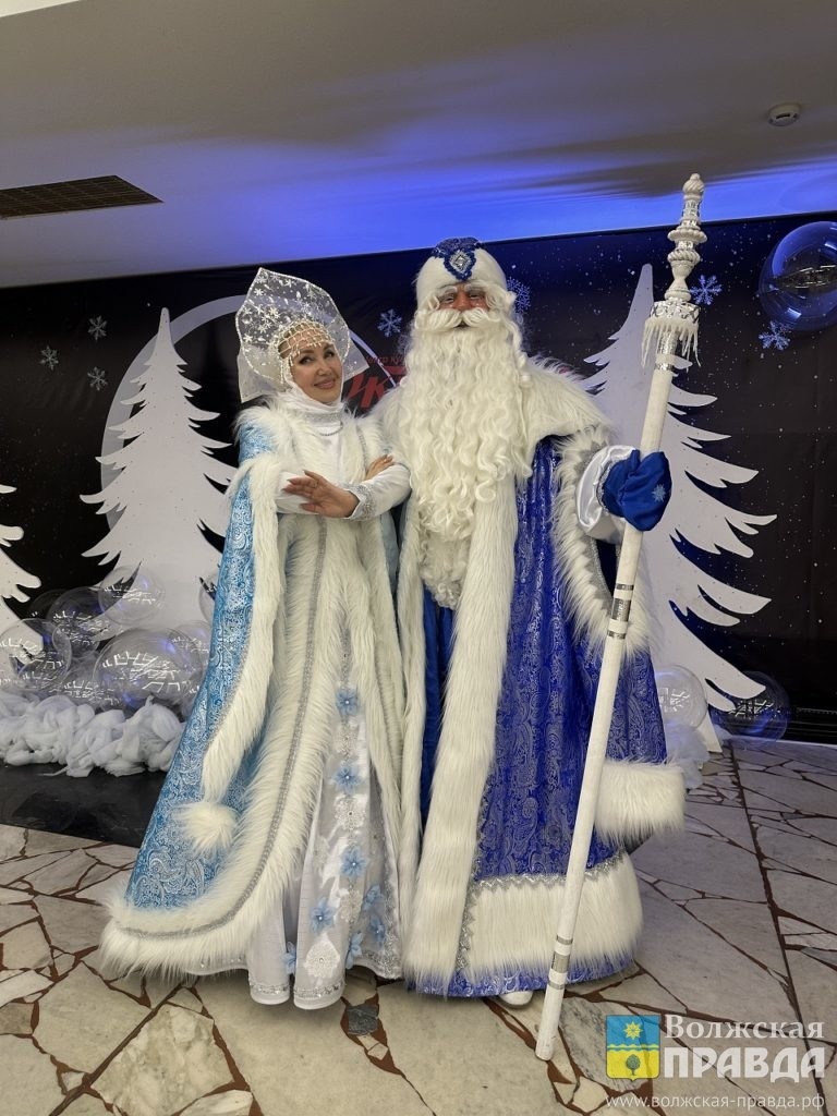     Дед Мороз в папахе, с погонами и домброй: в Волжском прошёл фестиваль главных зимних волшебников народов России
