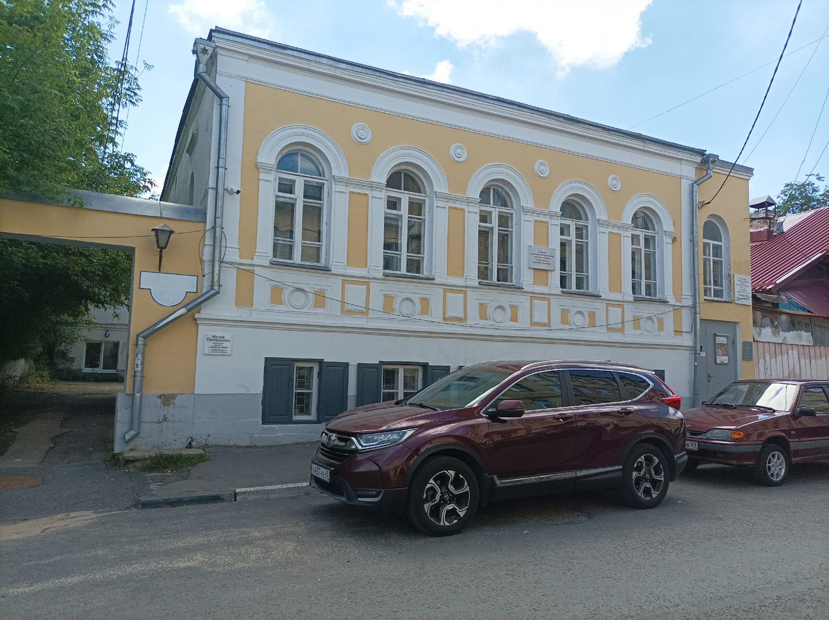 Дом, в подвальном этаже которого расположился музей Плюшкина