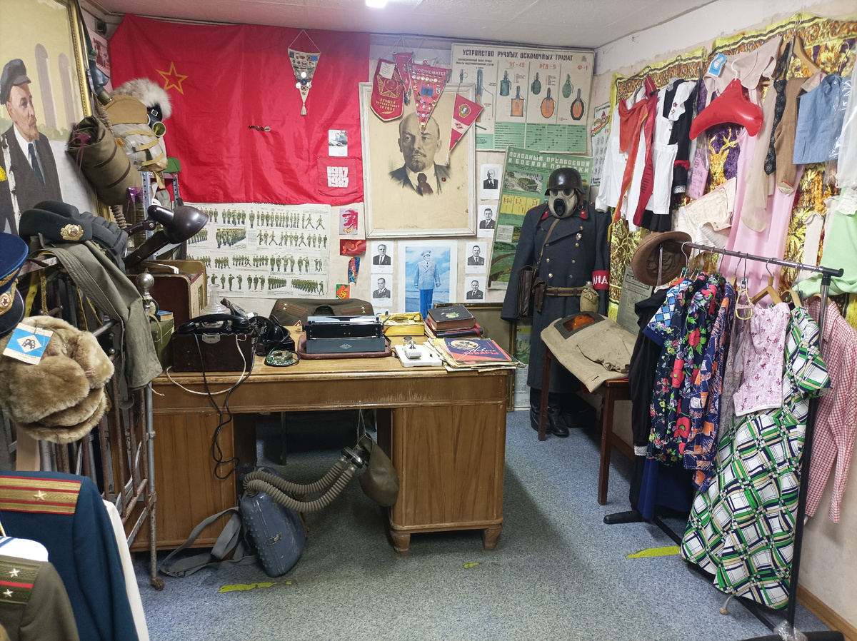 Один из первых залов музея, экспонаты которого можно потрогать и даже примерить, например, противогаз.