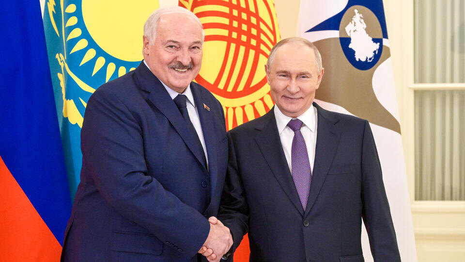     Лукашенко привез Путину в Петербург обещанную на день рождения картину Алексей Даничев/POOL/ТАСС