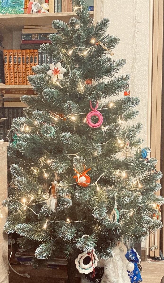 Елочку мы уже нарядили. Фото автора статьи 