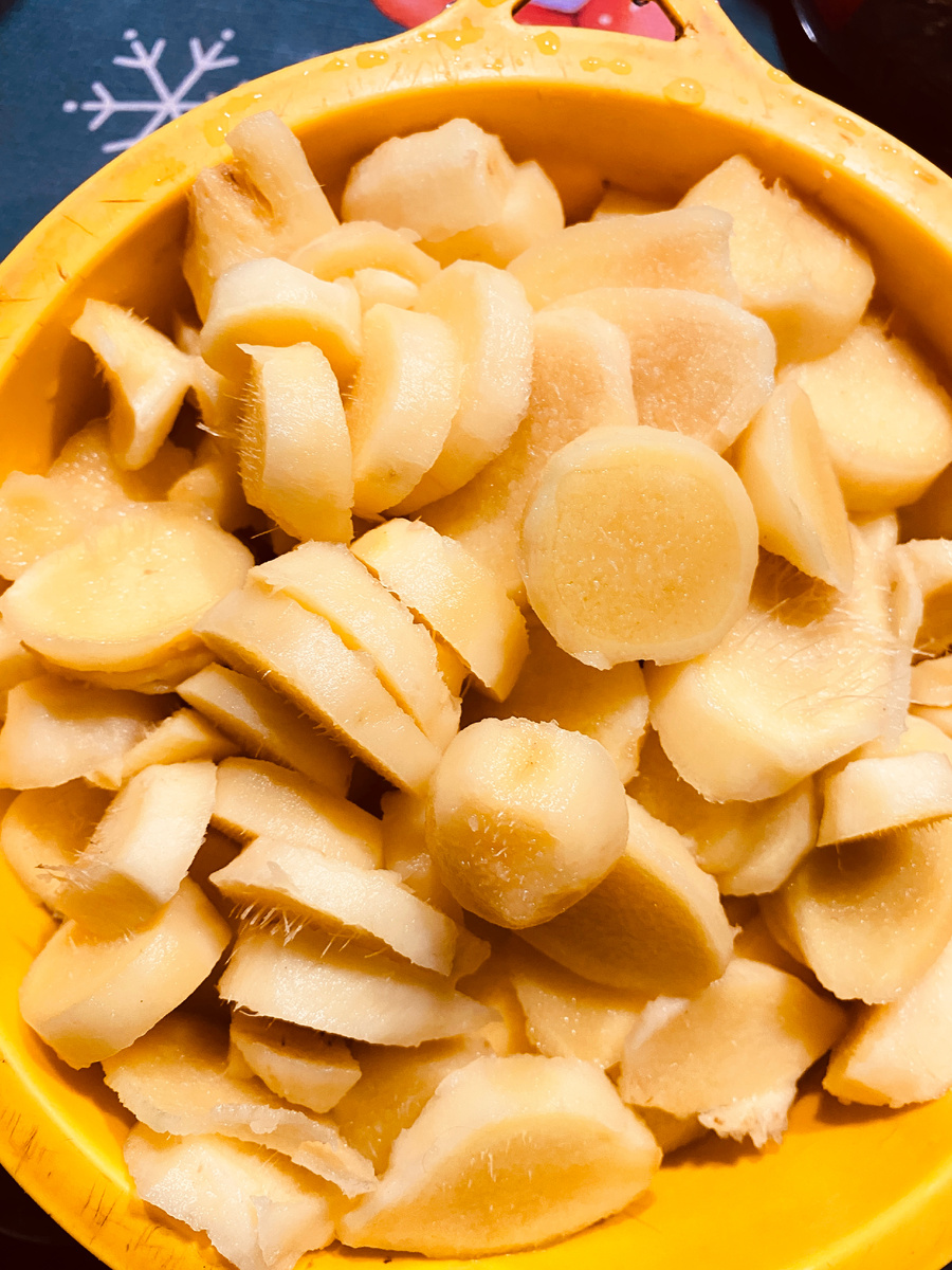 Чистим и нарезаем имбирь. Фото автора статьи 