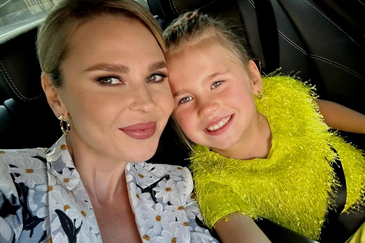     «Очень серьезно человек болеет, понимаете?»: Пелагея вместе с дочерью появилась на хоккейном матче