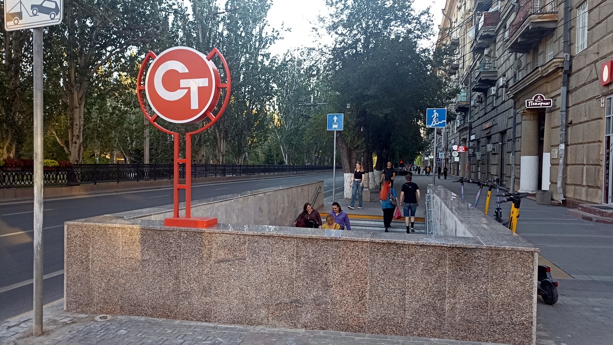 Вход на станцию "Комсомольская"
