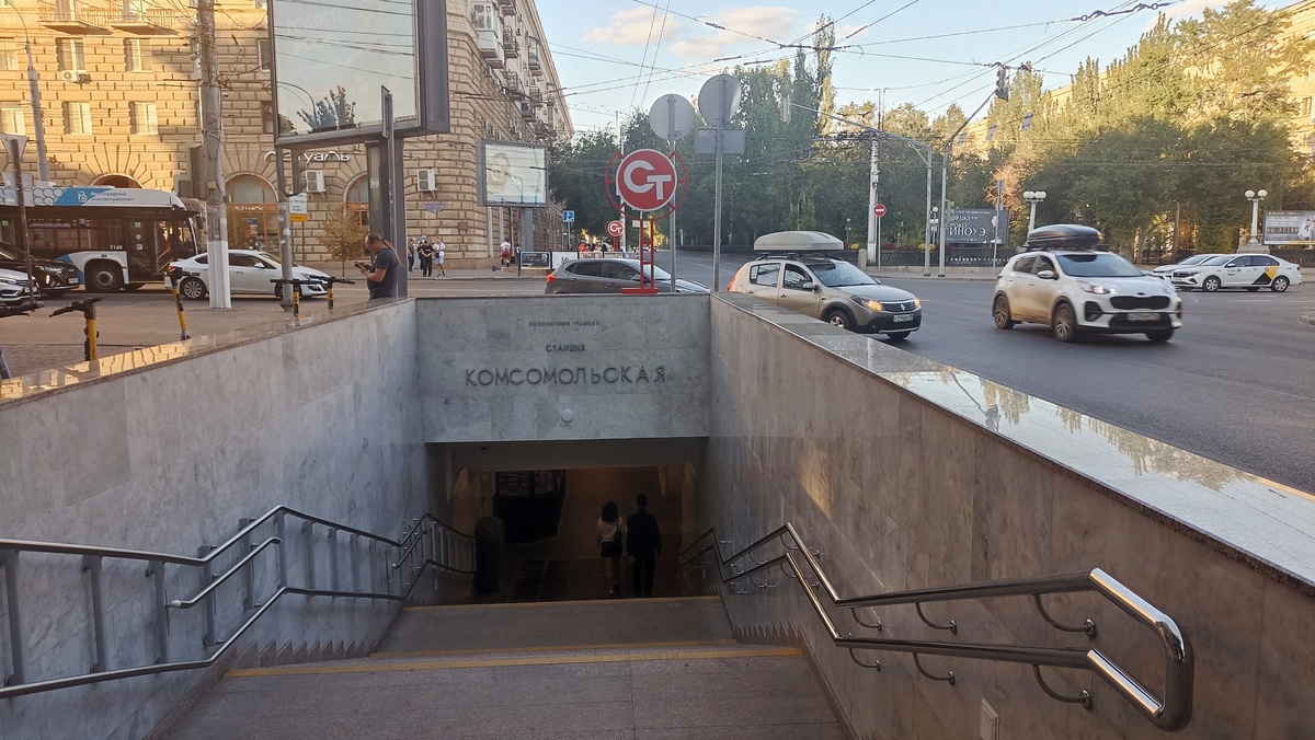 Вход на станцию "Комсомольская"