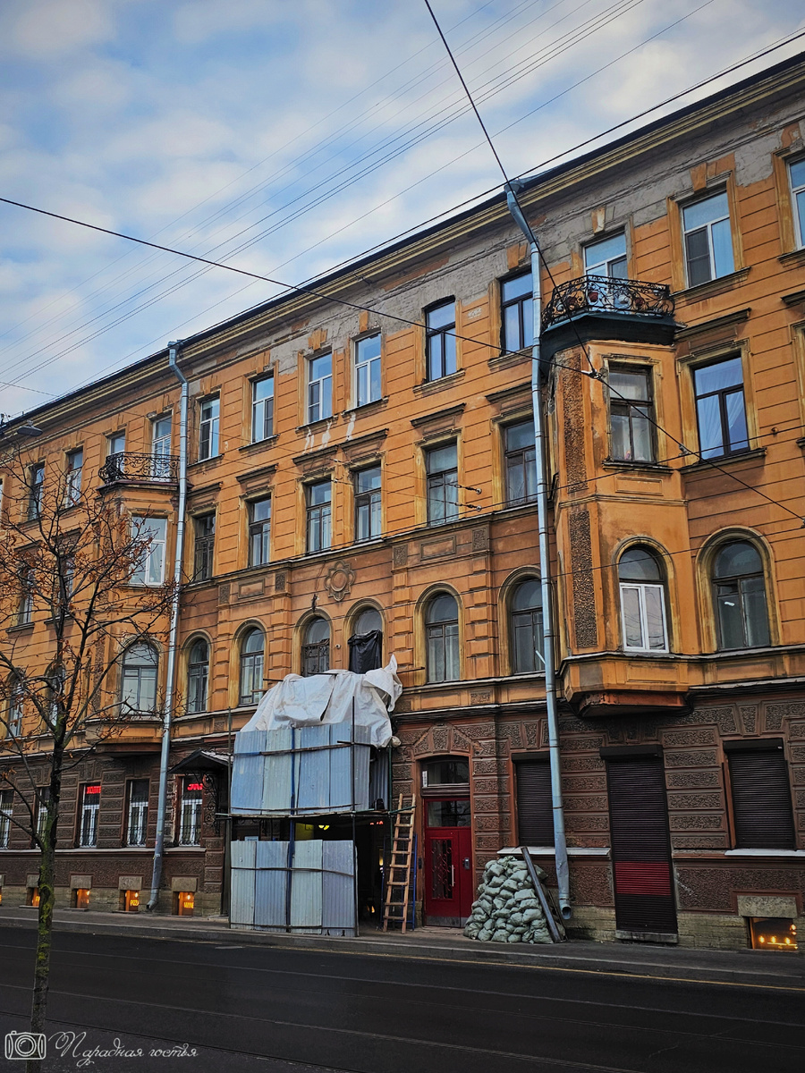 Сейчас дом находится не в самом своем парадной виде. Фото: Парадная гостья