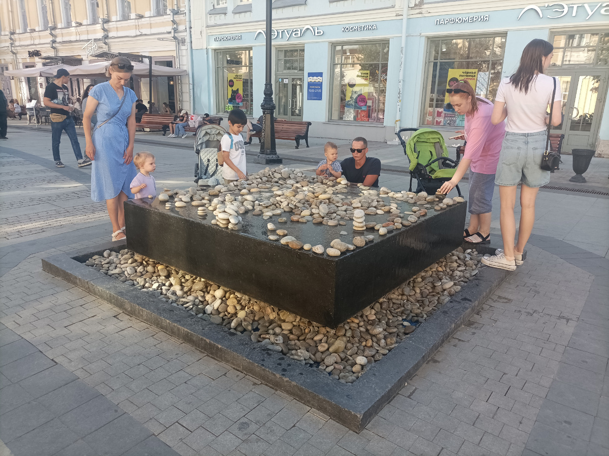 Фонтан с камнями на Трёхсвятской улице