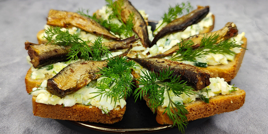 Праздничные бутерброды со шпротами на скорую руку: простой рецепт, который нравится всем