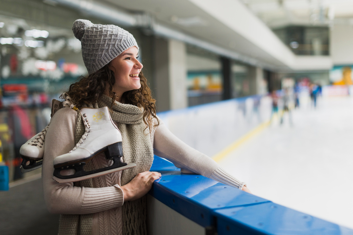   На крытых катках температура воздуха постоянная: как правило, в диапазоне от +14 °C до +18 °C. Но, прежде чем идти на открытый каток, посмотри прогноз погоды. Сильный ветер тебе не помощник в катании на конькахFreepik