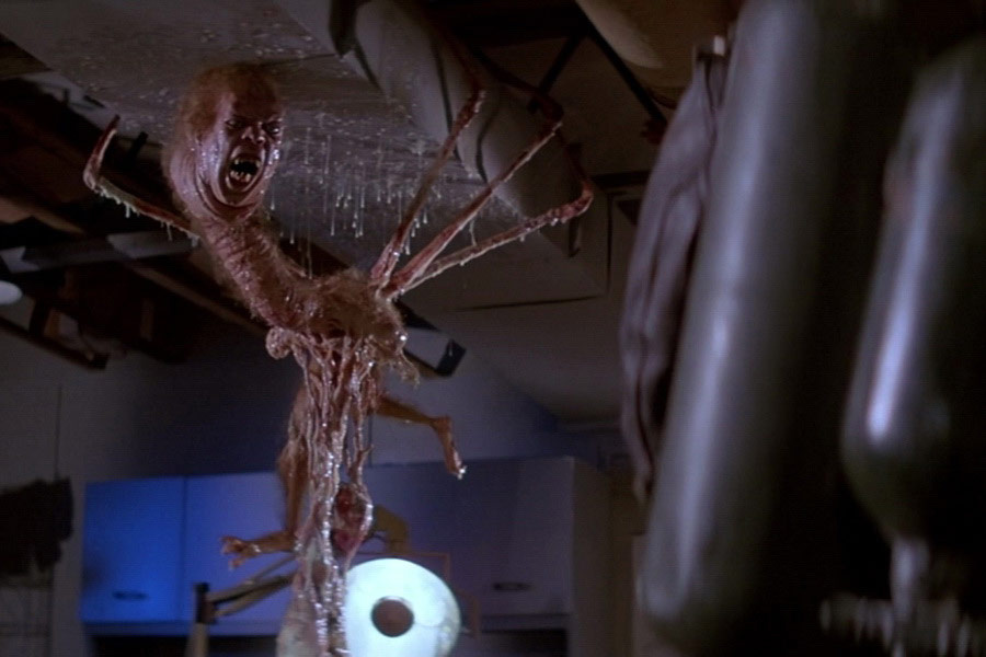 Американская исследовательская станция в Антарктиде сталкивается с внеземным существом, способным копировать внешность любых живых организмов, незаметно проникая внутрь коллектива учёных. Заподозрив неладное, команда делится мнениями и подозрениями, пытаясь определить, кто является человеком, а кто крыса. То же самое происходит и в версии 2011 года, но с норвежцами. Фильм 2011 года является приквелом фильма 1982 года, так что тут как со "звездными войнами", сначала можно посмотереть более современную часть, а потом старую. Хотя можно и так и так.